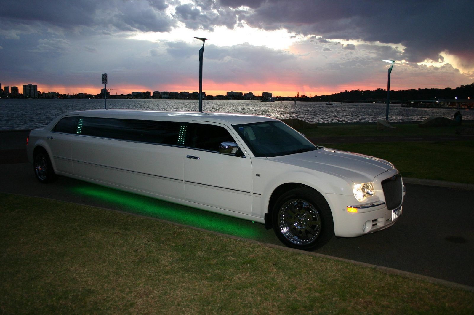 Benefits of Renting a Limo for Your Prom Night